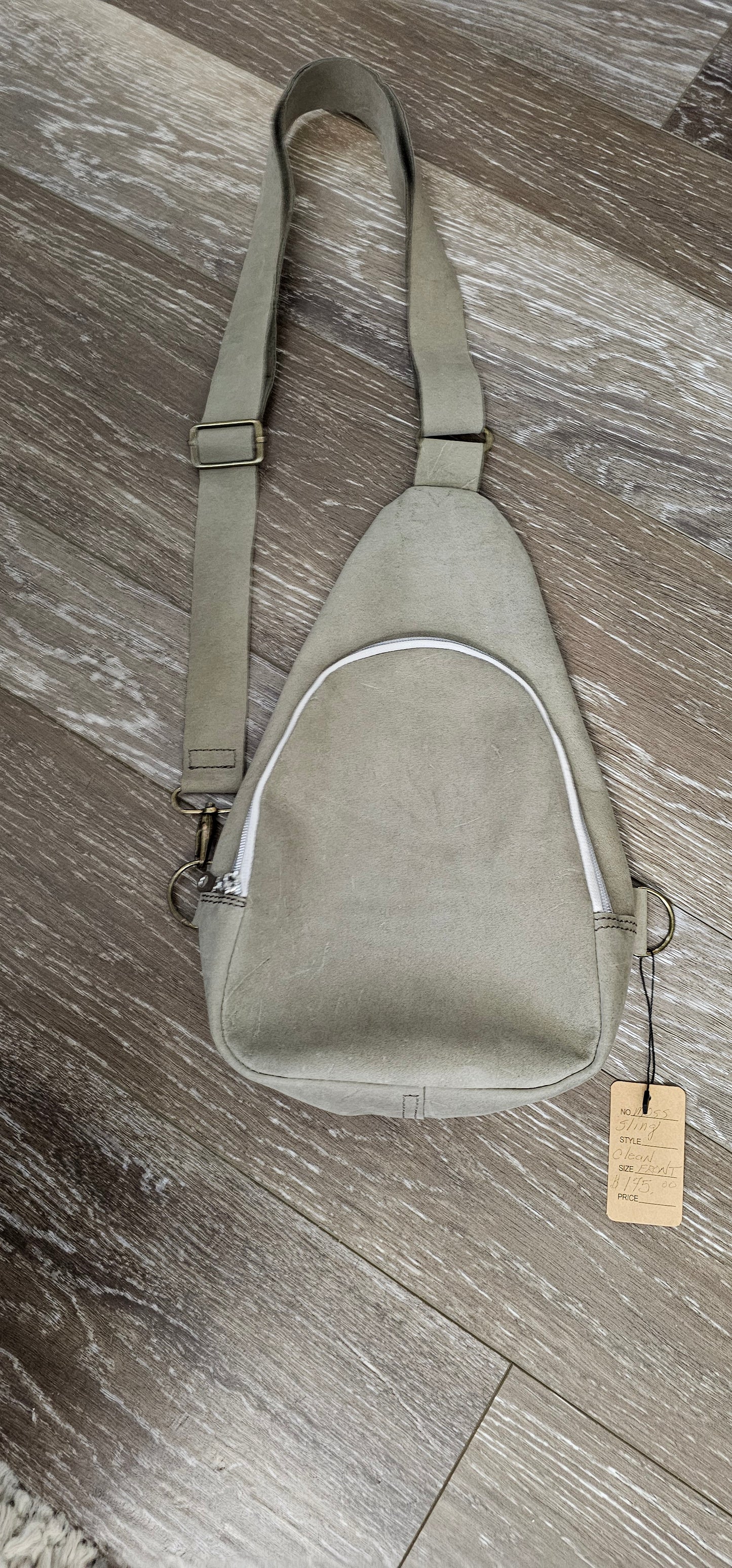Leather bag. Moss green sling sac