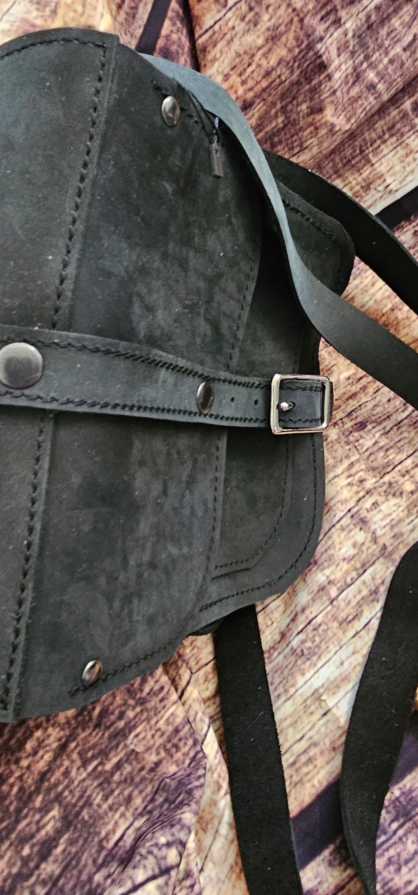 Black crossbody round