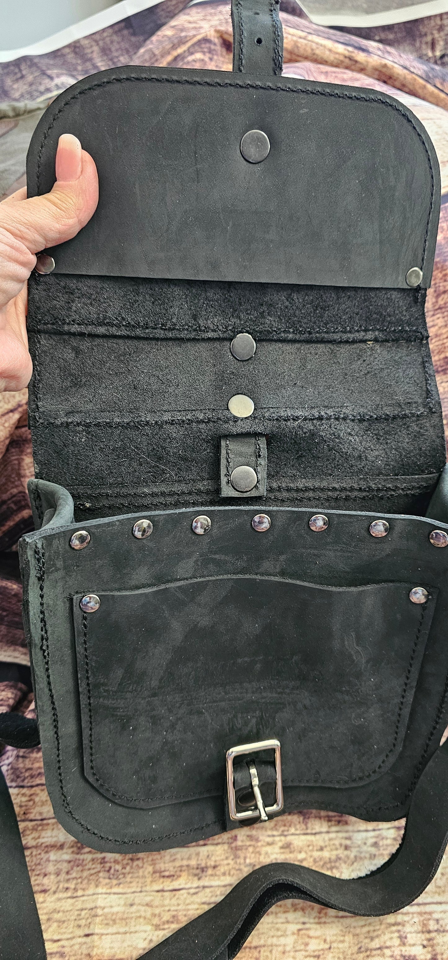 Black crossbody round