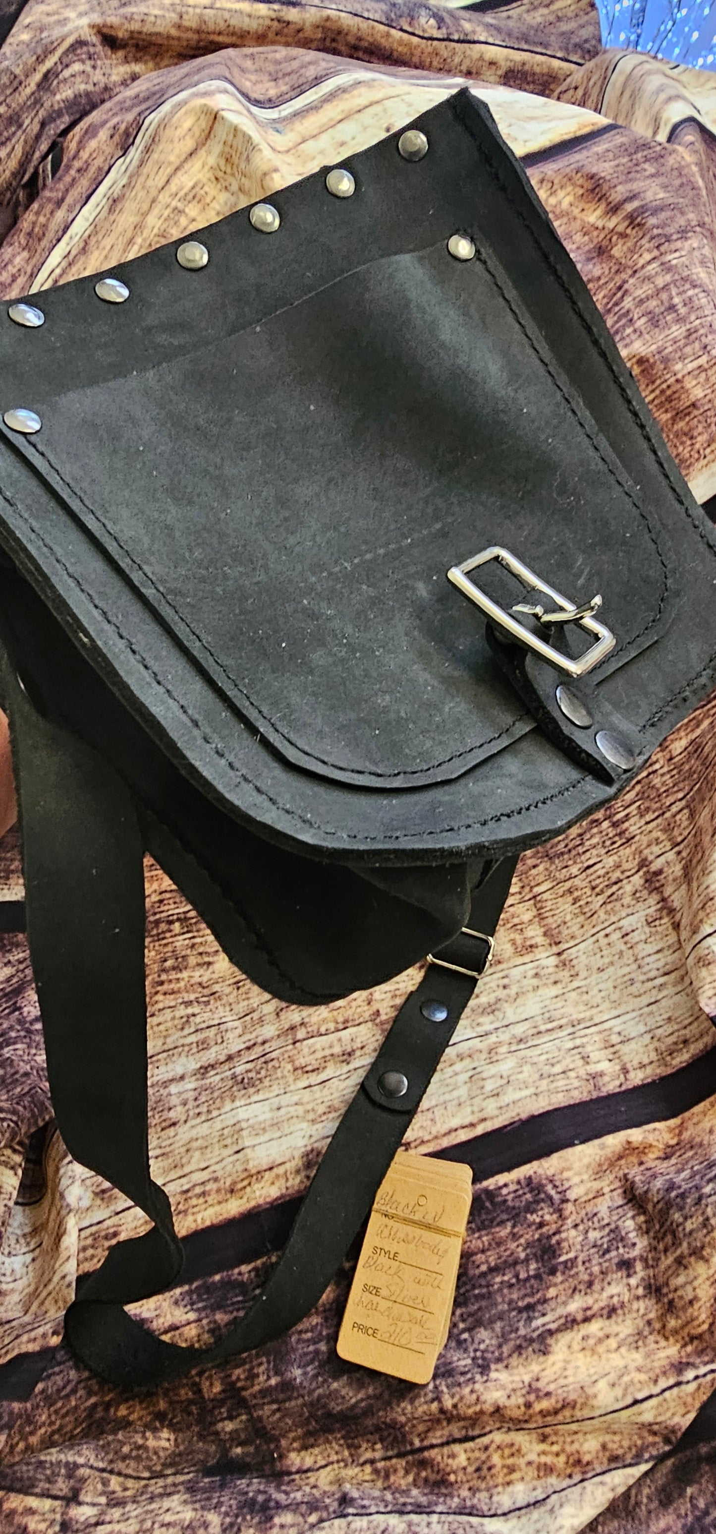 Black crossbody round